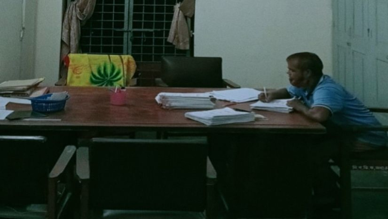 অনার্স-মাস্টার্স পরীক্ষার খাতা দেখছেন নিরাপত্তা প্রহরী