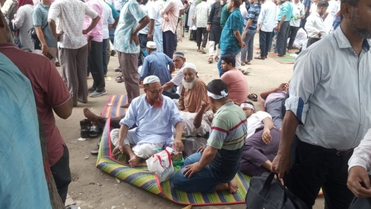পলিথিন বিছিয়ে বিশ্রাম নিচ্ছেন শিক্ষকরা 