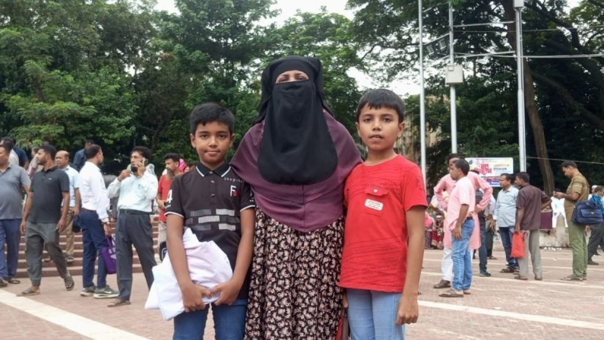 দুই সন্তানকে নিয়ে সমাবেশে এসেছেন কুমিল্লার শিক্ষক