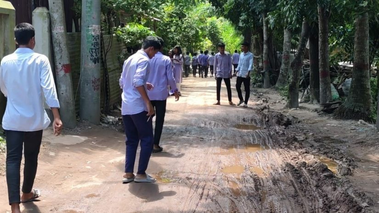 রাস্তার বেহাল দশায় দুর্ভোগে ৪শ শিক্ষার্থী