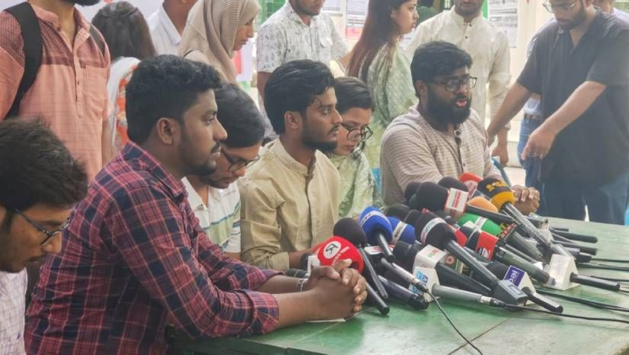 ঢাবির মধুর ক্যান্টিনে সংবাদ সম্মেলনে ডাকসু নির্বাচনের ইশতেহার ঘোষণা ‘বৈষম্যবিরোধী শিক্ষার্থী সংসদ’ প্যানেল