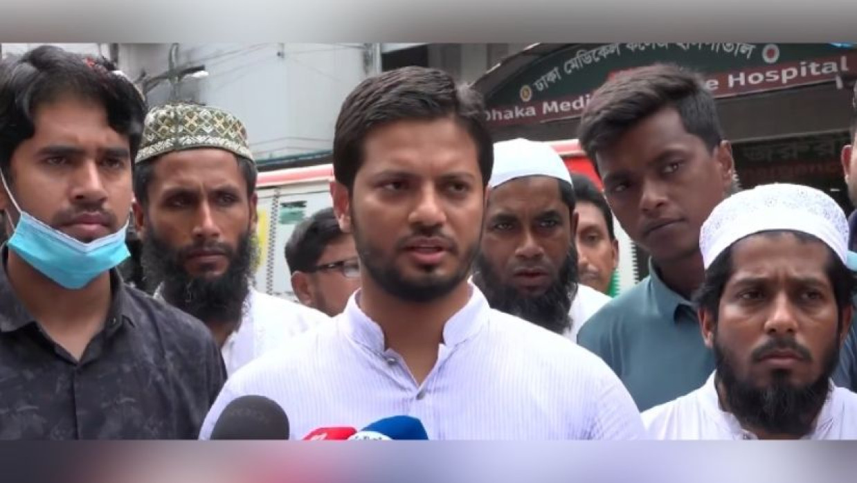 নুরুল হক নুরকে দেখার পর সাংবাদিকদের সঙ্গে কথা বলছেন ছাত্রশিবির সভাপতি জাহিদুল ইসলাম 