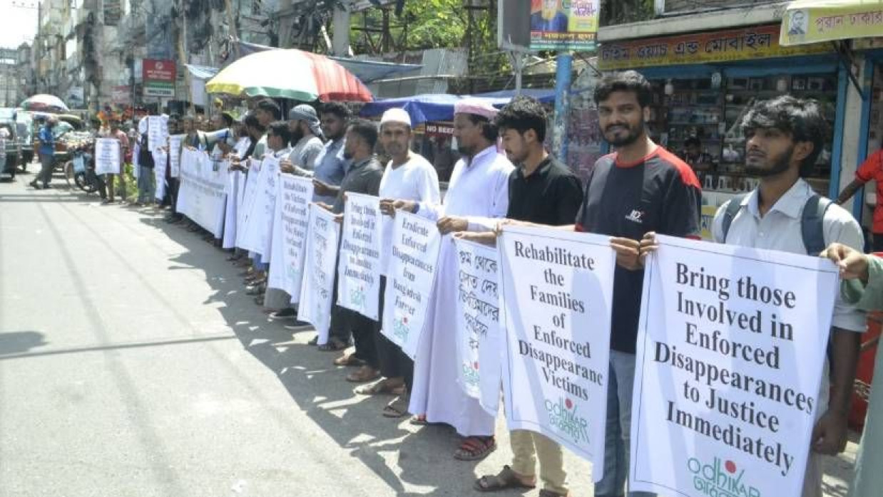 শহরের সাহেব বাজার জিরো পয়েন্টে মানববন্ধন