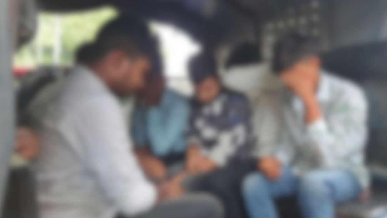 সাত জনকে আটক করে আটক পুলিশ