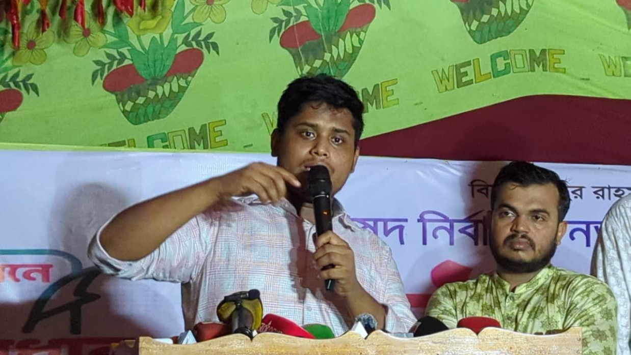 উঠান বৈঠকে বক্তব্য দিচ্ছেন হাসনাত আব্দুল্লাহ