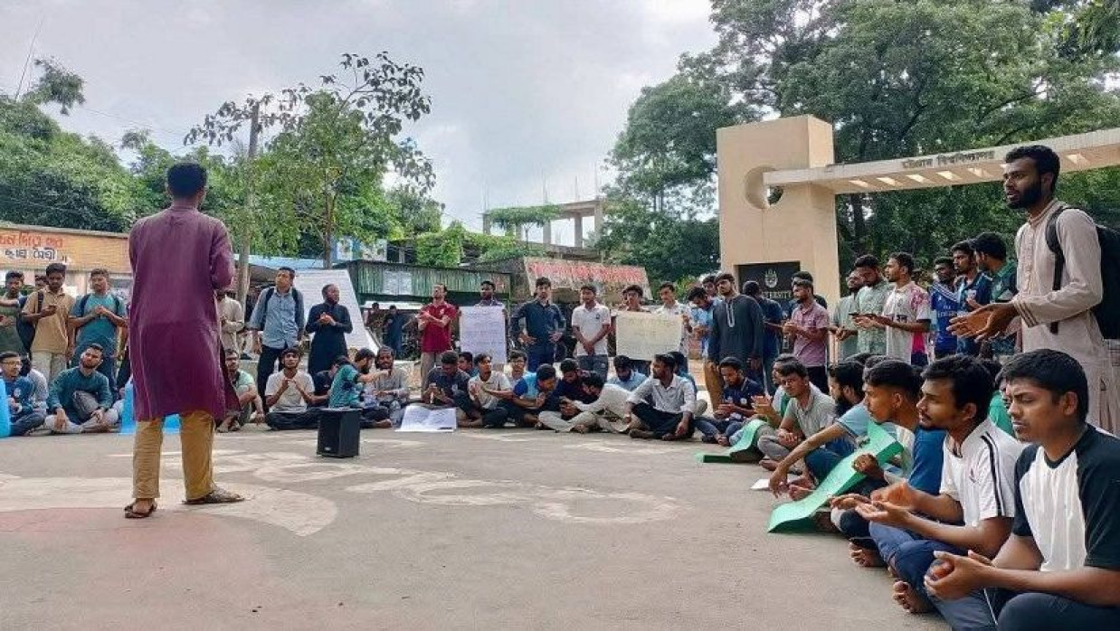 চট্টগ্রাম বিশ্ববিদ্যালয়ের জিরো পয়েন্টে প্রধান ফটক আটকিয়ে আন্দোলন করছেন শিক্ষার্থীরা