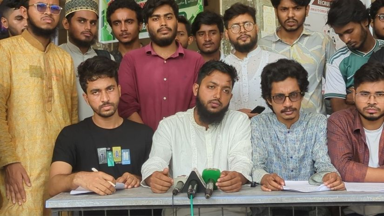 সংবাদ সম্মেলনে ববি শিক্ষার্থীরা 