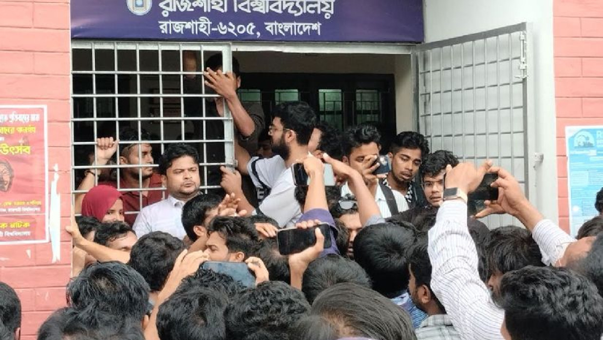 তালা ভেঙে রাকসু কার্যালয়ে ঢুকল শিক্ষার্থীরা