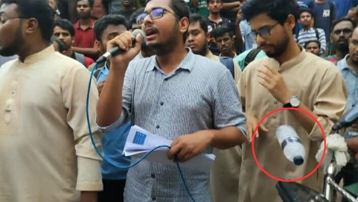 রাবি শাখা ছাত্রশিবির সভাপতি মোস্তাকুর রহমান জাহিদের বুকে বোতল নিক্ষেপ