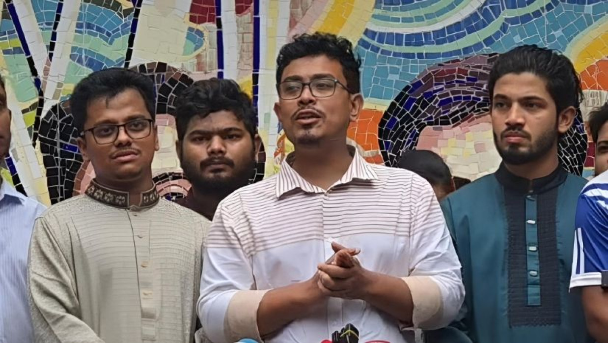 ডাকসু ভবনের সামনে আয়োজিত সংবাদ সম্মেলনে বক্তব্য রাখছেন সাদিক কায়েম