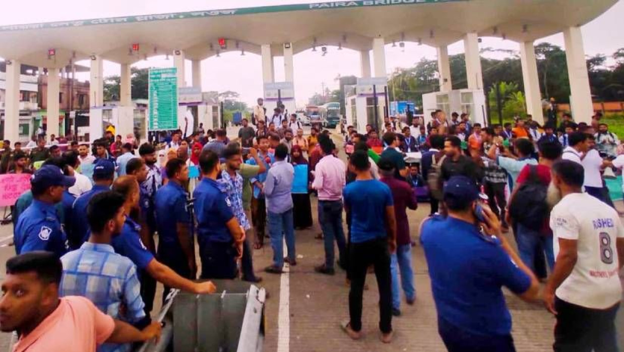 লেবুখালী পায়রা টোল প্লাজা-সংলগ্ন ঢাকা-পটুয়াখালী মহাসড়কে পবিপ্রবি শিক্ষার্থীরা ‘অ্যাগ্রি ব্লকেড’ কর্মসূচি পালন করেছেন