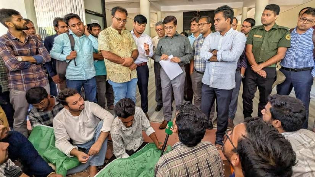 ছাত্র সংসদ নির্বাচনের দাবিতে শিক্ষার্থীদের অনশন