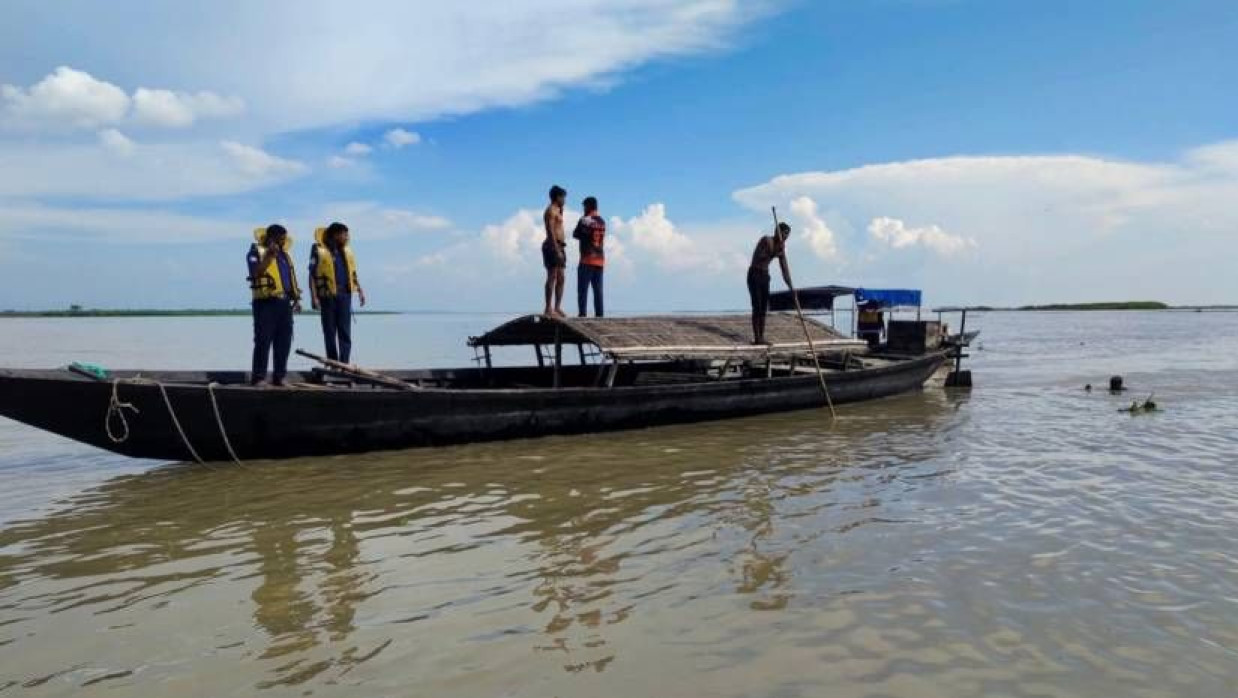 স্থানীয়রা খোঁজাখুঁজির পর ভাটি থেকে তার মরদেহ উদ্ধার করেন