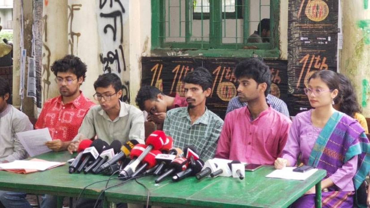 মধুর ক্যান্টিনে সংবাদ সম্মেলনে ইশতেহার পাঠ করেন প্যানেলের জিএস প্রার্থী মেঘমল্লার বসু