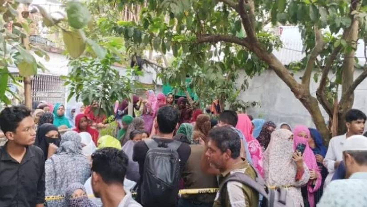 নিহতদের বাড়িতে এলাকাবাসীর ভিড়