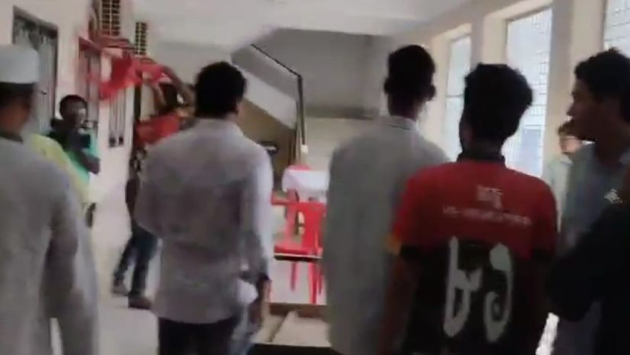 চেয়ার উলটাচ্ছেন ছাত্রদল নেতা