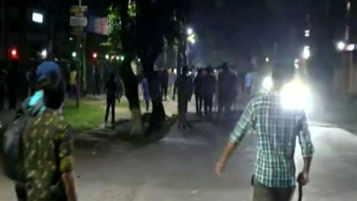 শিক্ষার্থীদের ওপর বহিরাগতদের হামলা