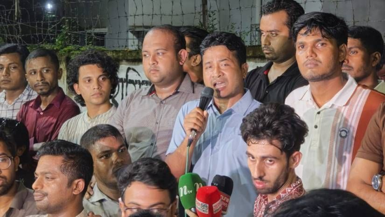 রোকেয়া হল-সংলগ্ন যাত্রী ছাউনির পাশে সমাবেশ পালন করেন ছাত্রদলের নেতাকর্মীরা