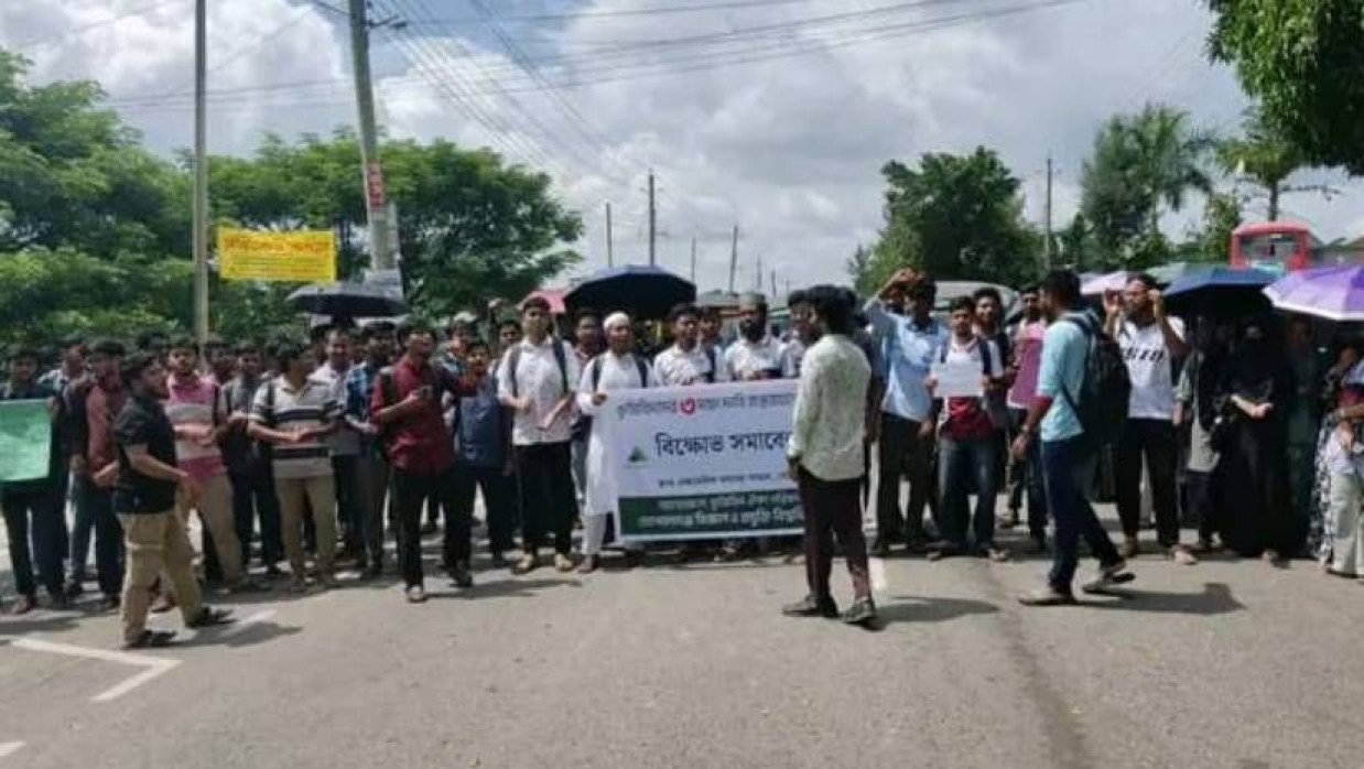 মেইনগেট-সংলগ্ন সামনের সড়ক ব্লকেড করা হয়