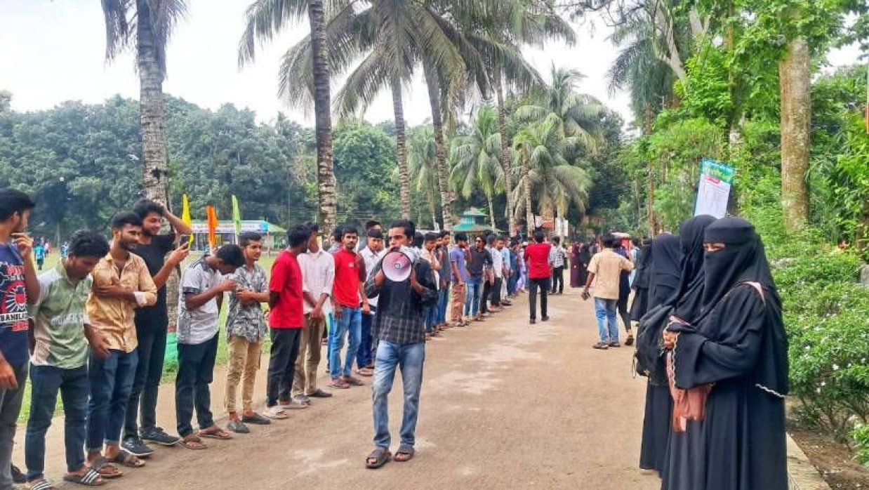 কলেজ ক্যাম্পাসে শিক্ষার্থীদের মানববন্ধন