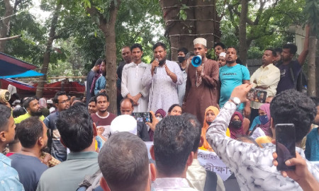 ৫ দাবিতে এনটিআরসিএ কার্যালয়ের সামনে চাকরি প্রত্যাশীদের বিক্ষোভ