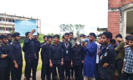 স্মারকলিপি দিয়েছেন শিক্ষার্থীরা