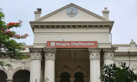 জবির বিভাগে ঝুলছে শেখ মুজিবের ছবি, চেয়ারম্যান বললেন, ‘সাংবিধানিক নিয়ম অনুসরণ করছি’