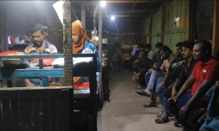 রাজ্জাকের দুই টাকার ঝাল পুরি খেতে মানুষের ভিড়