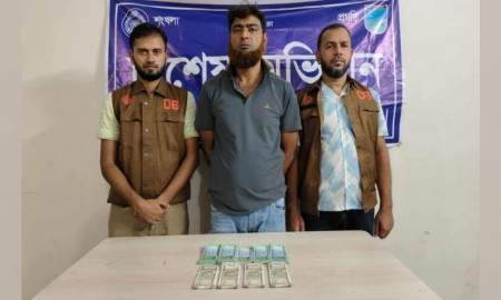 বিপুল পরিমাণ রুপি-টাকার জাল নোটসহ কারবারি গ্রেপ্তার