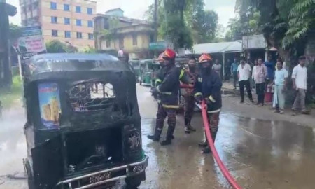 চলন্ত সিএনজিতে সিলিন্ডার লিকেজে অগ্নিকাণ্ড, প্রাণে বাঁচলেন যাত্রীরা