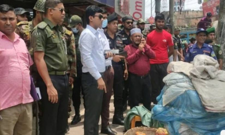 ময়মনসিংহ নগরীতে অবৈধ ভাসমান দোকান উচ্ছেদ