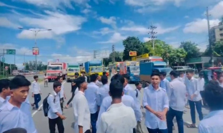 প্রধান শিক্ষকের অপসারণসহ চার দফা দাবিতে ঢাকা-চট্টগ্রাম মহাসড়ক অবরোধ শিক্ষার্থীদের 