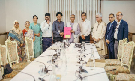 সাগর-রুনির পূর্বাচলের প্লটের দলিল সন্তানের হাতে দিলেন প্রধান উপদেষ্টা