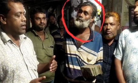 কুড়িয়ে পাওয়া ৩ লক্ষ টাকা ফেরত দিয়ে সততার পুরস্কার পেলেন ভ্যানচালক 