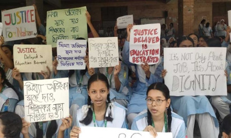 বরখাস্ত শিক্ষককে পুনর্বহাল দাবিতে উত্তাল ভিকারুননিসা