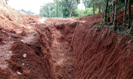 মুরগীর বিষ্ঠার জন্য এলজিইডির সড়ক কেটে বসানো হচ্ছে পাইপ