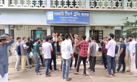 সরকারি টিচার্স ট্রেনিং কলেজ শিক্ষার্থীদের বিক্ষোভ, শিক্ষা অফিসে তালা