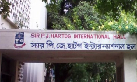 ঢাবিতে বিদেশি ছাত্রীদের ‘বিরক্ত’ করতেন হল কর্মচারী, ব্যবস্থা নিল প্রশাসন