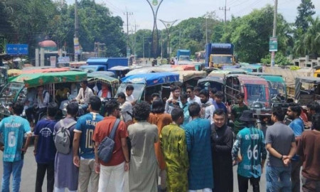 ভিপি নুরের ওপর হামলার প্রতিবাদে মহাসড়ক অবরোধ