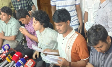 শিক্ষার্থীদের উপঢৌকন দিয়ে ভোট চাচ্ছে শিবির প্যানেল, অভিযোগ ছাত্রদলের আবিদের