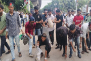 শাহবাগ পরিষ্কারে ছাত্রদল কর্মীরা
