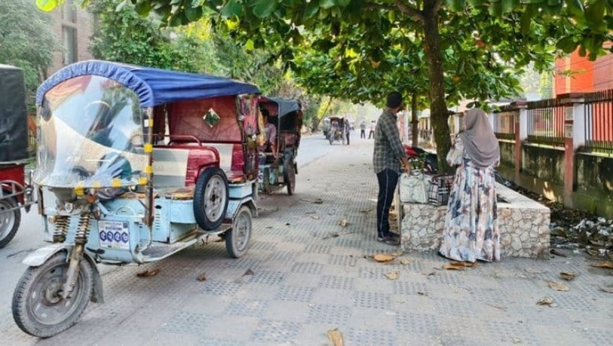 হল ছাড়তে শুরু করেছেন বাকৃবির শিক্ষার্থীরা