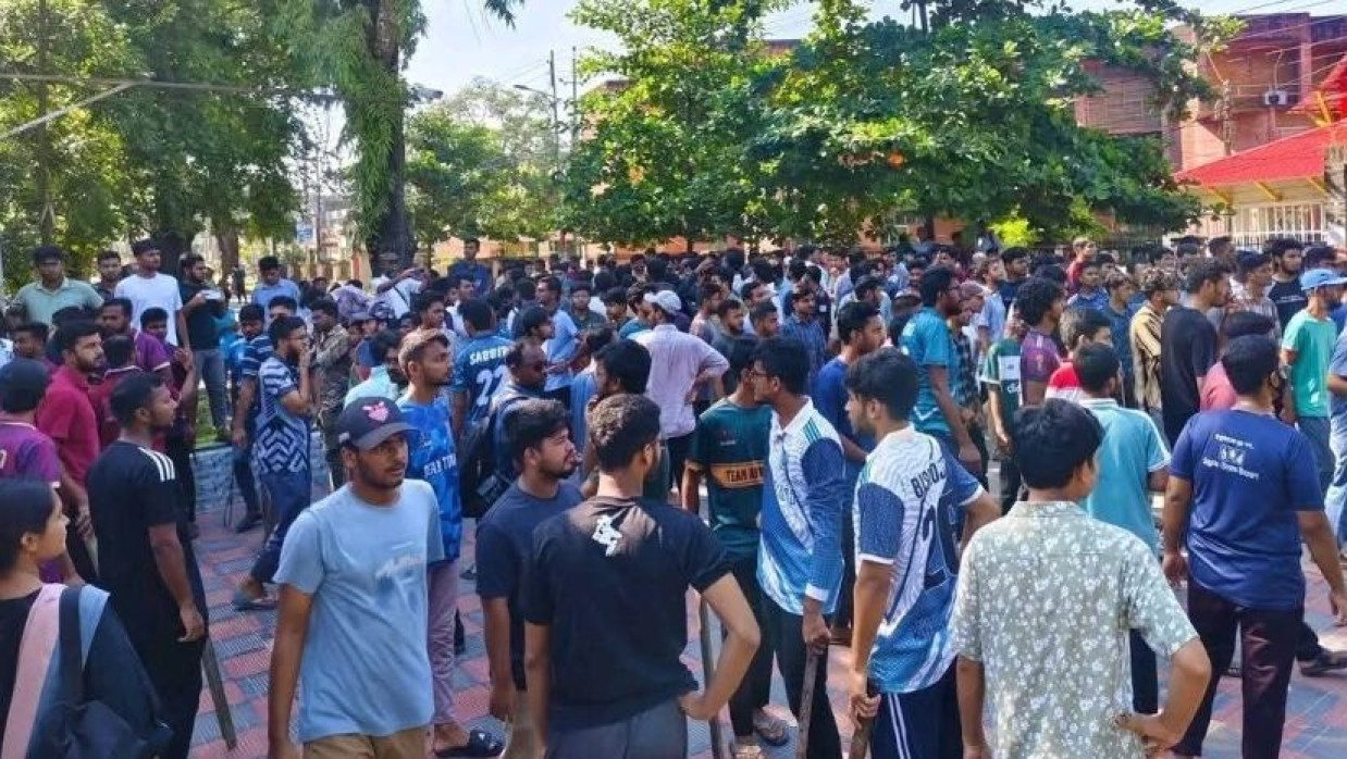 বাকৃবিতে শিক্ষার্থীদের বিক্ষোভ 