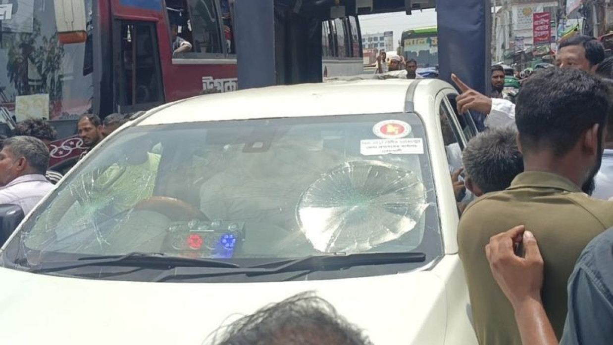 নির্বাহী ম্যাজিস্ট্রেটের গাড়ি ভাঙচুর করা হয়েছে