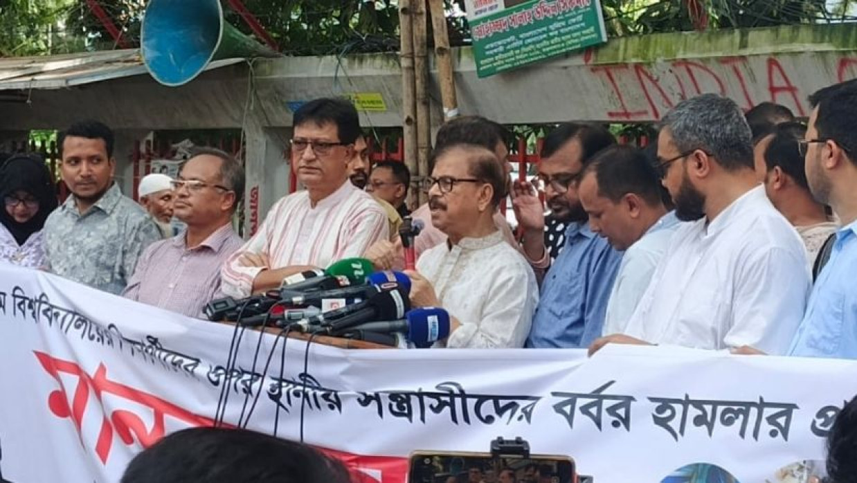 মানববন্ধনে বক্তব্য রাখছেন নাগরিক ঐক্যের সভাপতি মাহমুদুর রহমান মান্না