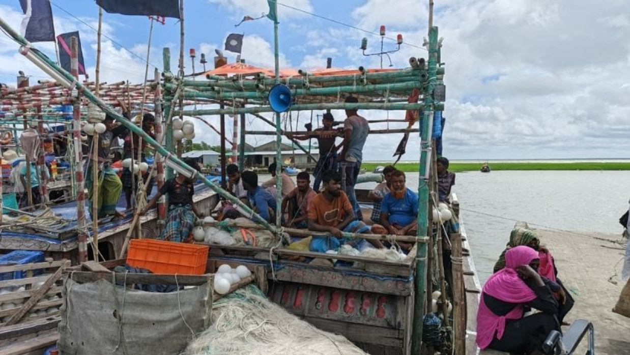 চরফ্যাশন উপকূলে একটি মাছ ধরার ট্রলার ডুবে গেছে