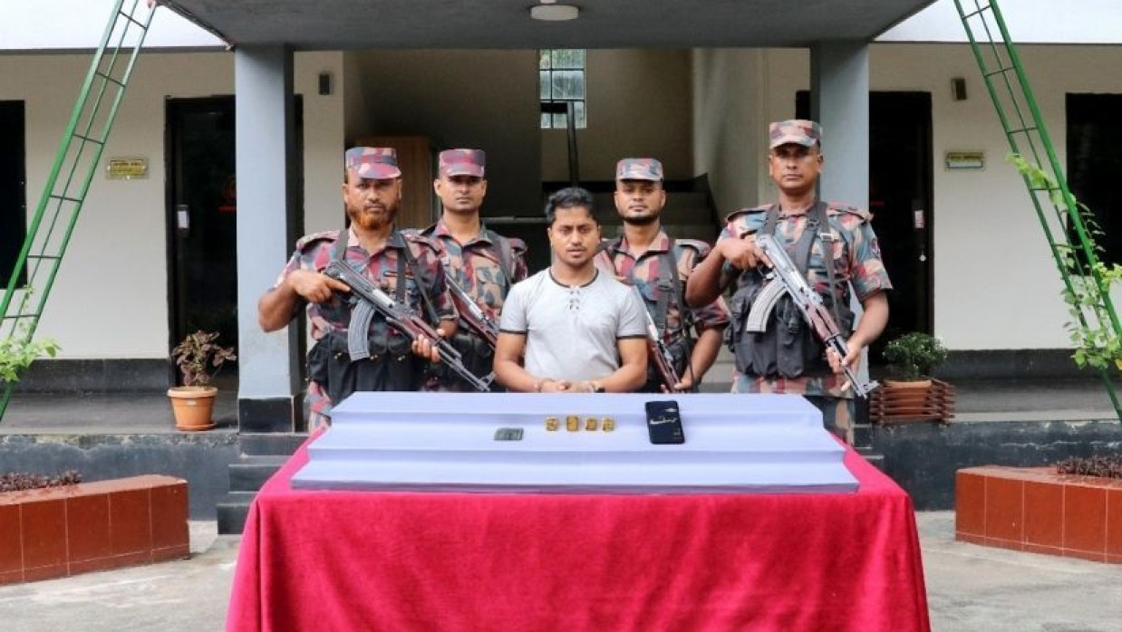  স্বর্ণের বারসহ যুবক আটক