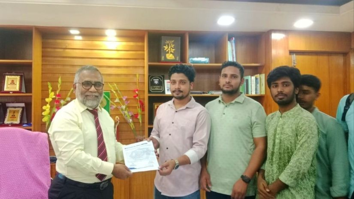 উপাচার্যকে ছাত্র ইউনিয়নের নেতাদের স্মারকলিপি প্রদান