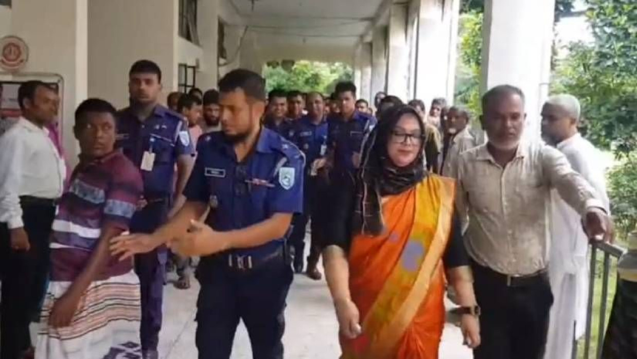 আদালতের বারান্দায় সাবেক ডিসি সুলতানা পারভীন