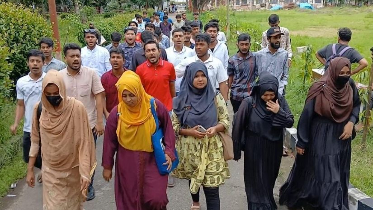 সরকারি হাজী মুহাম্মদ মহসিন কলেজ শাখা ছাত্রদলের বিক্ষোভ